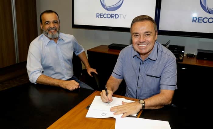 Gugu e o vice-presidente artístico da Record, Marcelo Silva (Foto: Antonio Chahestian/Record) Gugu e o vice-presidente artístico da Record, Marcelo Silva (Foto: Antonio Chahestian/Record)
