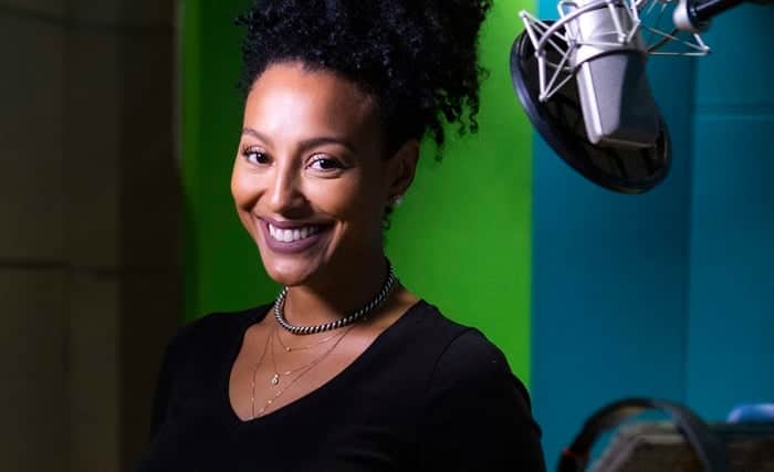 Sheron Menezzes durante a dublagem de Meu Nome é Liberdade (Foto: Globo/Raquel Cunha)