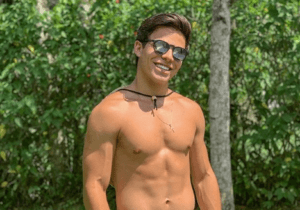 O ator Thomaz Costa posa de sunga e chama a atenção. (Foto: Reprodução) O ator Thomaz Costa posa de sunga e chama a atenção. (Foto: Reprodução)