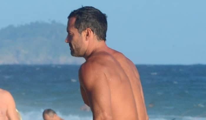 Malvino Salvador mostra o bumbum na praia (Foto: Webert Belicio/AgNews) Malvino Salvador mostra o bumbum na praia (Foto: Webert Belicio/AgNews)