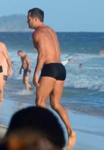 Malvino Salvador mostra o bumbum na praia (Foto: Webert Belicio/AgNews) Malvino Salvador mostra o bumbum na praia (Foto: Webert Belicio/AgNews)