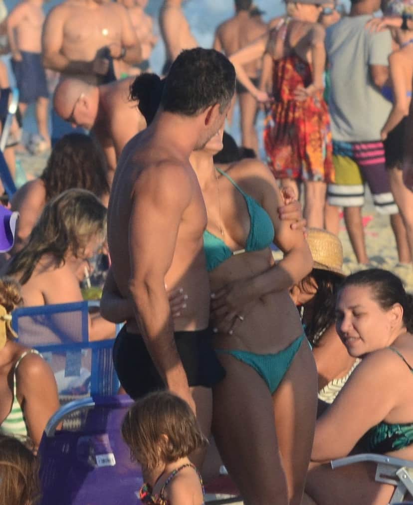Malvino Salvador com a esposa na praia (Foto: Webert Belicio/AgNews) Malvino Salvador com a esposa na praia (Foto: Webert Belicio/AgNews)