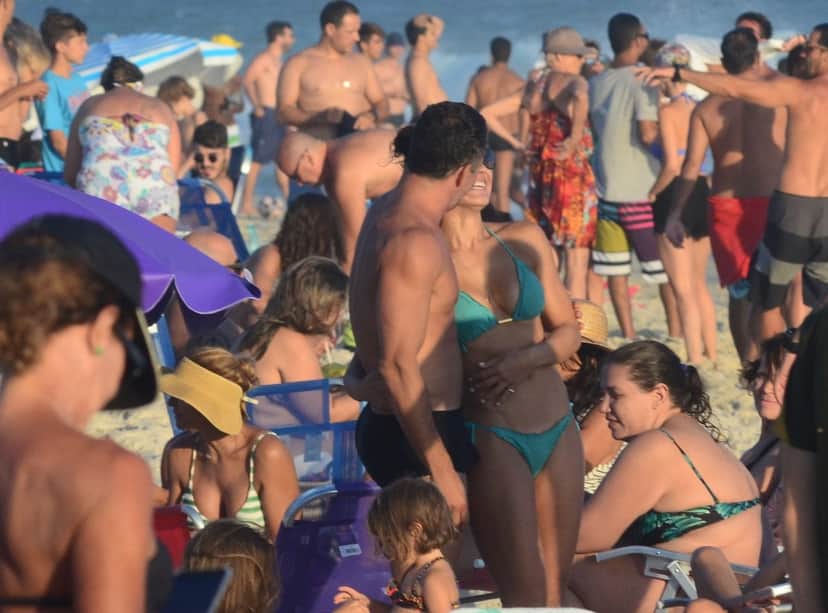 Malvino Salvador com a esposa na praia (Foto: Webert Belicio/AgNews) Malvino Salvador com a esposa na praia (Foto: Webert Belicio/AgNews)