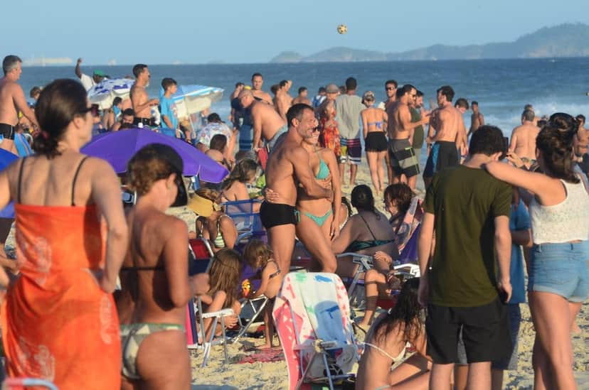 Malvino Salvador com a esposa na praia (Foto: Webert Belicio/AgNews) Malvino Salvador com a esposa na praia (Foto: Webert Belicio/AgNews)