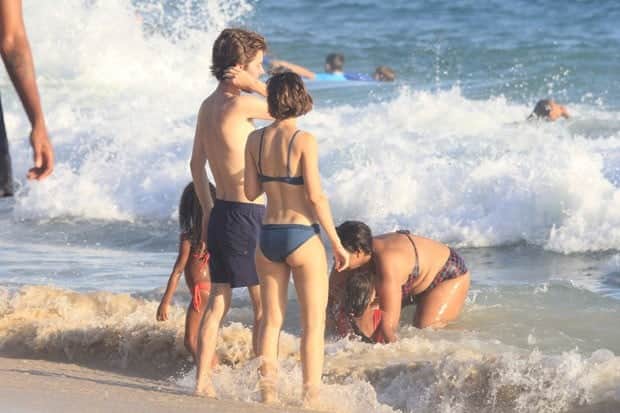 Luisa Arraes curte dia na praia de biquíni (Foto: AgNews) Luisa Arraes curte dia na praia de biquíni (Foto: AgNews)
