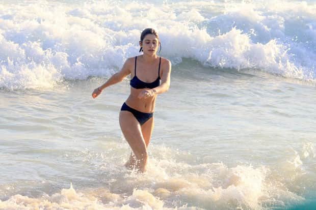 Luisa Arraes curte dia na praia de biquíni (Foto: AgNews) Luisa Arraes curte dia na praia de biquíni (Foto: AgNews)