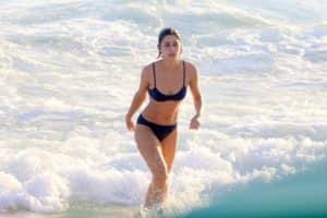 Luisa Arraes curte dia na praia de biquíni (Foto: AgNews) Luisa Arraes curte dia na praia de biquíni (Foto: AgNews)