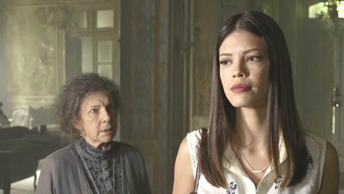 A guardiã (Suzana Faini) e Cris (Vitoria Strada) em Espelho da Vida (Foto: Divulgação/Globo) A guardiã (Suzana Faini) e Cris (Vitoria Strada) em Espelho da Vida (Foto: Divulgação/Globo)