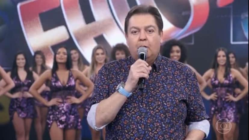Fausto Silva no seu primeiro "Domingão do Faustão" (Foto: Reprodução/Rede Globo) Fausto Silva no seu primeiro "Domingão do Faustão" (Foto: Reprodução/Rede Globo)