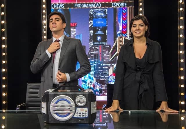 Âncoras ( Marcelo Adnet e Veronica Debom ) no Jornal Nacional Musical (Foto: Globo/Estevam Avellar) Âncoras ( Marcelo Adnet e Veronica Debom ) no Jornal Nacional Musical (Foto: Globo/Estevam Avellar)