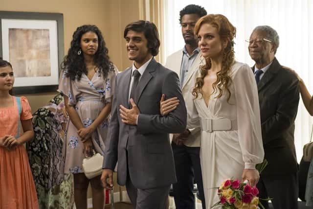 Elmo (Felipe Simas) e Miss Celine (Maria Eduarda de Carvalho) se casam em O Tempo Não Para (Foto: Globo/Cesar Alves) Elmo (Felipe Simas) e Miss Celine (Maria Eduarda de Carvalho) se casam em O Tempo Não Para (Foto: Globo/Cesar Alves)