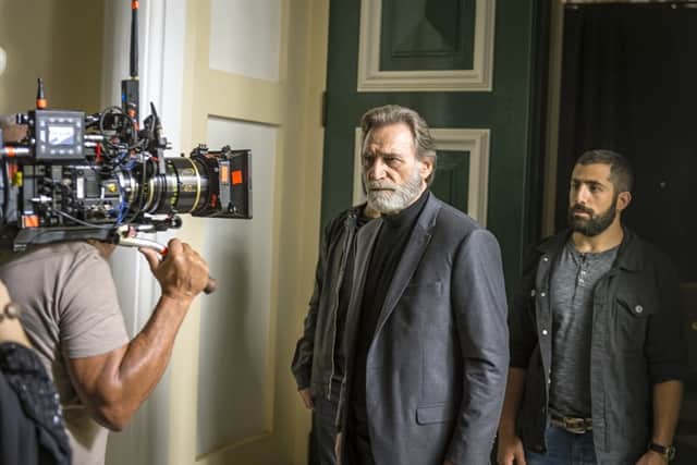Aziz (Herson Capri) e Fauze (Kaysar Dadour) nos bastidores de Órfãos da Terra (Foto: Globo/Paulo Belote) Aziz (Herson Capri) e Fauze (Kaysar Dadour) nos bastidores de Órfãos da Terra (Foto: Globo/Paulo Belote)