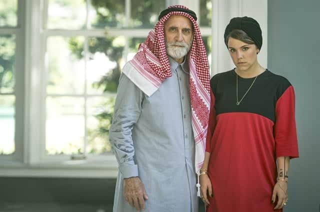 Herson Capri (Aziz) e Dalila (Alice Wegmann) em Órfãos da Terra (Foto: Globo/Paulo Belote) Herson Capri (Aziz) e Dalila (Alice Wegmann) em Órfãos da Terra (Foto: Globo/Paulo Belote)