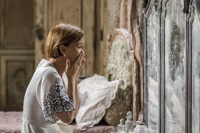 Ana (Julia Lemmertz) se comunica com Cris (Vitória Strada) através do espelho (Foto: Globo/Paulo Belote) Ana (Julia Lemmertz) se comunica com Cris (Vitória Strada) através do espelho (Foto: Globo/Paulo Belote)
