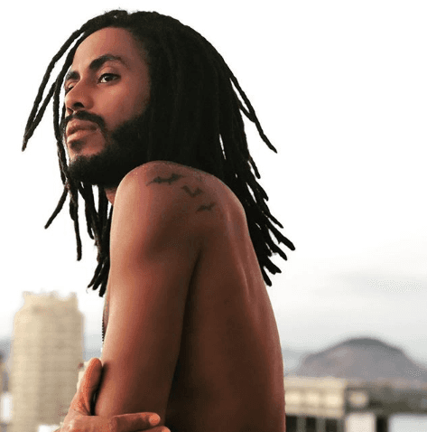 Novo visual de Ícaro Silva para Verão 90 (Foto: Reprodução) Novo visual de Ícaro Silva para Verão 90 (Foto: Reprodução)