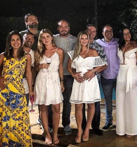 Carlos Bolsonaro com o primo, a namorada e os amigos (Foto: Reprodução) Carlos Bolsonaro com o primo, a namorada e os amigos (Foto: Reprodução)