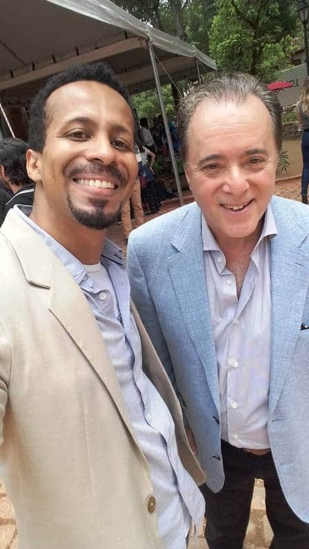 Robson Santos e Tony Ramos nos bastidores da novela da Globo O Sétimo Guardião (Foto: Reprodução) Robson Santos e Tony Ramos nos bastidores da novela da Globo O Sétimo Guardião (Foto: Reprodução)
