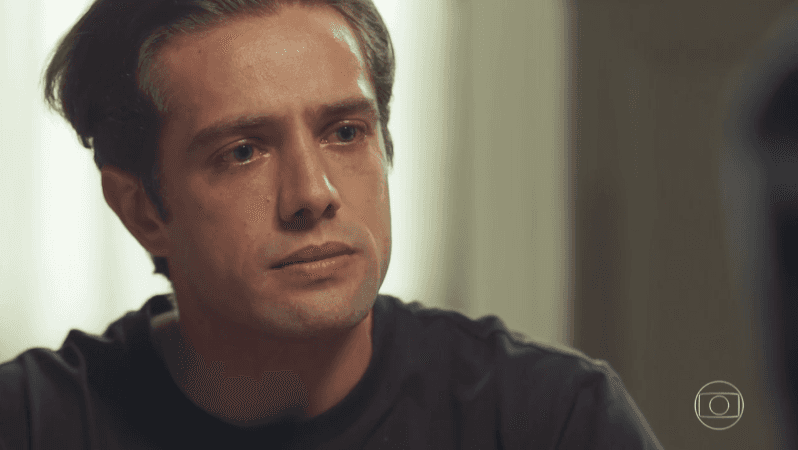 Rafael Cardoso (Daniel) em cena de Espelho da Vida (Foto: Reprodução/Globo)