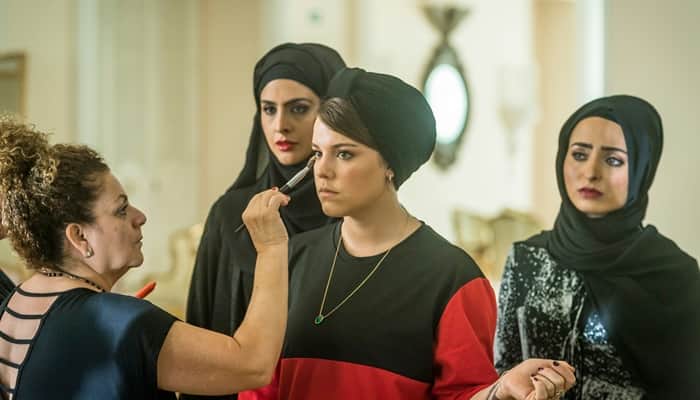 Dalila (Alice Wegmann), Aida (Darilia Oliveira), Fairouz (Yasmin Garcez), com a caracterizadora Gilvete Santos (Foto: Globo/Paulo Belote) Dalila (Alice Wegmann), Aida (Darilia Oliveira), Fairouz (Yasmin Garcez), com a caracterizadora Gilvete Santos (Foto: Globo/Paulo Belote)