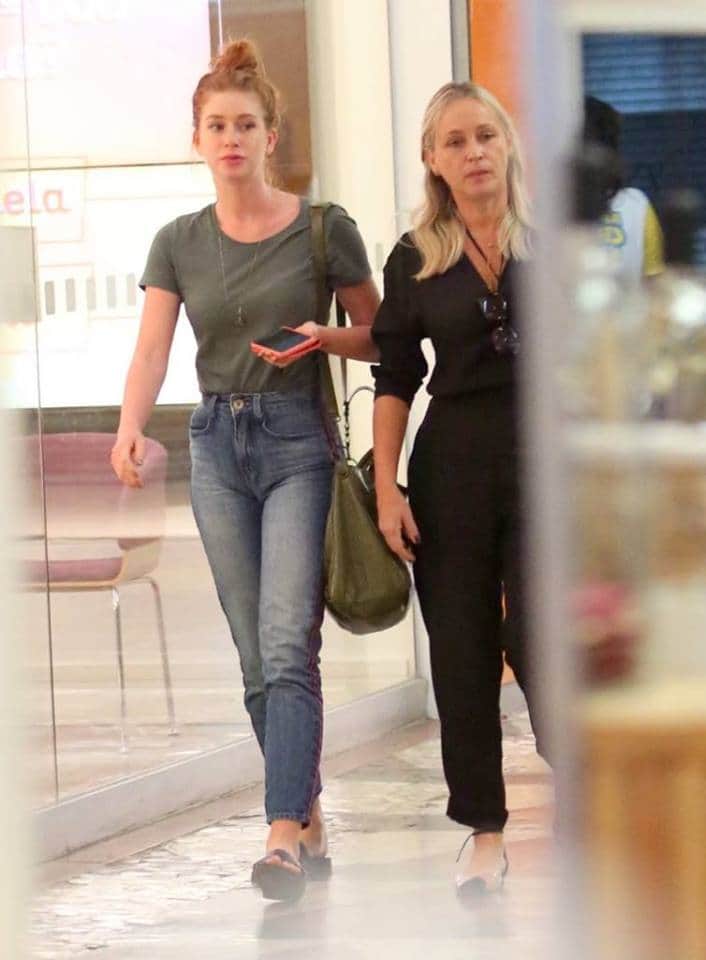 Marina Ruy Barbosa passeia em shopping com a mãe (Foto: Thiago Martins/AgNews) Marina Ruy Barbosa passeia em shopping com a mãe (Foto: Thiago Martins/AgNews)