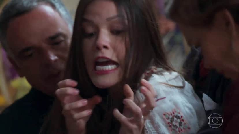 Surto de Cris (Vitória Strada) em Espelho da Vida (Foto: Reprodução/ Globo) Surto de Cris (Vitória Strada) em Espelho da Vida (Foto: Reprodução/ Globo)