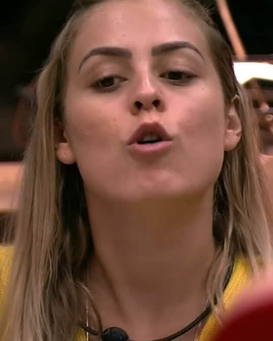 Isabella quer paz (Foto: Reprodução) Isabella quer paz (Foto: Reprodução)