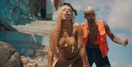 Anitta em novo clipe "Bola, Rebola" (Imagem: Reprodução/Youtube) Anitta em novo clipe "Bola, Rebola" (Imagem: Reprodução/Youtube)