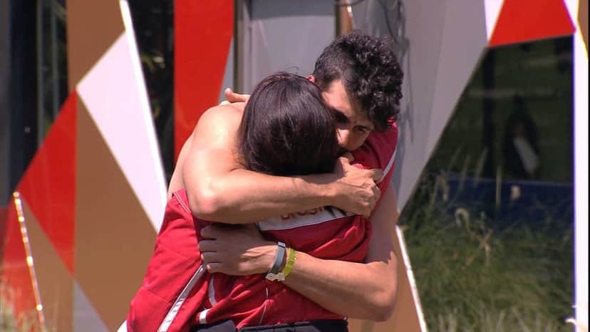 Anjos Tereza e Maycon voltam para a casa e sister celebra: 'Ganhei um carro' — Foto: TV Globo Anjos Tereza e Maycon voltam para a casa e sister celebra: 'Ganhei um carro' — Foto: TV Globo