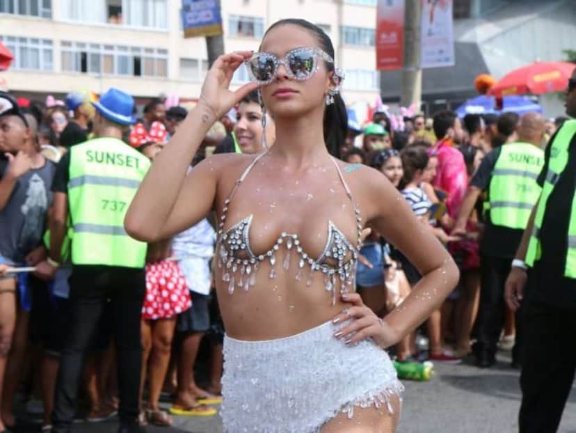 Bruna Marquezine deu o que falar por conta do look que escolheu (Foto: Reprodução/Instagram) Bruna Marquezine deu o que falar por conta do look que escolheu (Foto: Reprodução/Instagram)