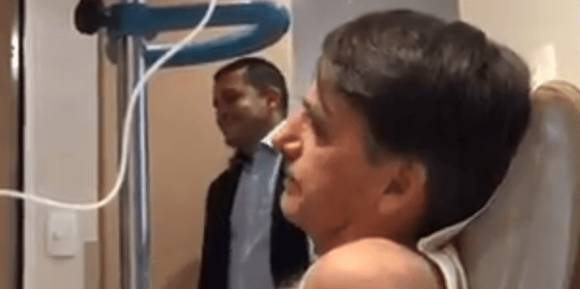 Jair Bolsonaro está derrubado e não aguenta o peso (Foto: Reprodução) Jair Bolsonaro está derrubado e não aguenta o peso (Foto: Reprodução)