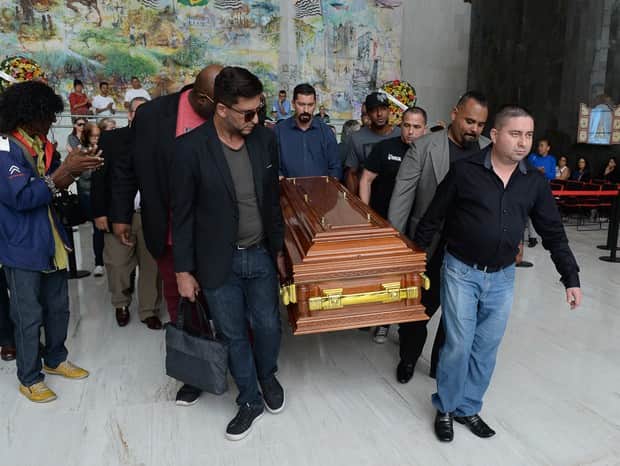 Corpo de Deise Cipriano é enterrado (Foto: Agnews) Corpo de Deise Cipriano é enterrado (Foto: Agnews)