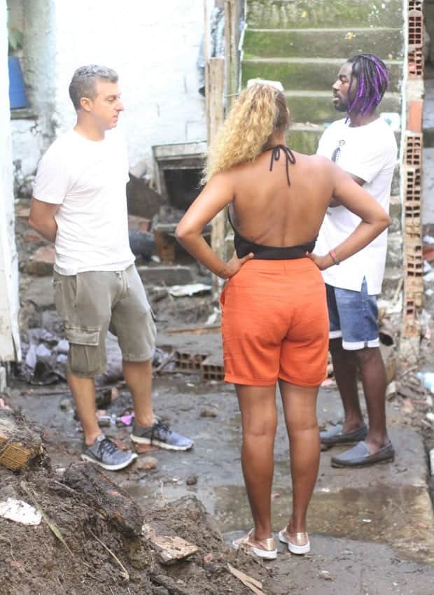 Luciano Huck, Roberta Rodrigues e Jonathan Azevedo no Vidigal (Foto: Daniel Delmiro/AgNews) Luciano Huck, Roberta Rodrigues e Jonathan Azevedo no Vidigal (Foto: Daniel Delmiro/AgNews)