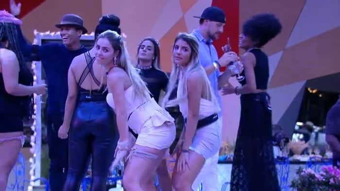 Paula e Hariany dançam na festa Moda no BBB19 (Foto: Reprodução/Globo) Paula e Hariany dançam na festa Moda no BBB19 (Foto: Reprodução/Globo)