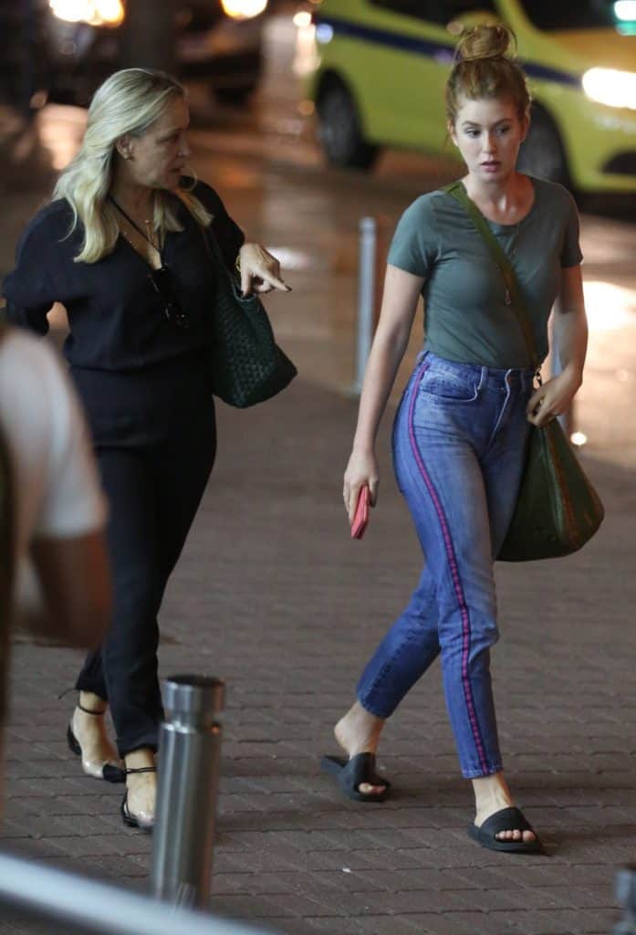 Marina Ruy Barbosa passeia em shopping com a mãe (Foto: Thiago Martins/AgNews) Marina Ruy Barbosa passeia em shopping com a mãe (Foto: Thiago Martins/AgNews)