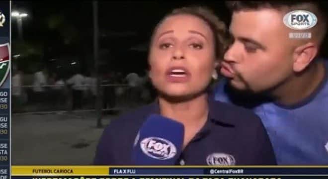 A repórter Karine Alves no momento em que sofre assédio ao vivo (Foto: Reprodução/Fox Sports) A repórter Karine Alves no momento em que sofre assédio ao vivo (Foto: Reprodução/Fox Sports)