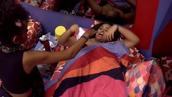 Rízia se descontrola ao vivo (Foto: Reprodução) Rízia se descontrola ao vivo (Foto: Reprodução)