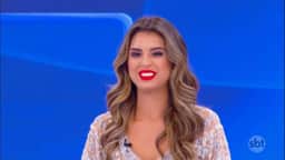 Famosa entrega currículo no shopping após ser chutada pelo SBT