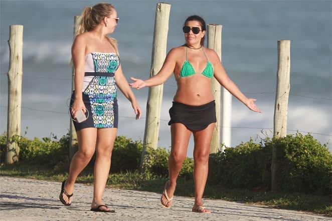 Mara Maravilha foi flagrada caminhando com uma amiga (Foto: Dilson Silva/AgNews) Mara Maravilha foi flagrada caminhando com uma amiga (Foto: Dilson Silva/AgNews)