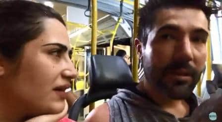Jéssica e Sandro Pedroso pegando BRT no Rio (Foto: Reprodução/Youtube) Jéssica e Sandro Pedroso pegando BRT no Rio (Foto: Reprodução/Youtube)
