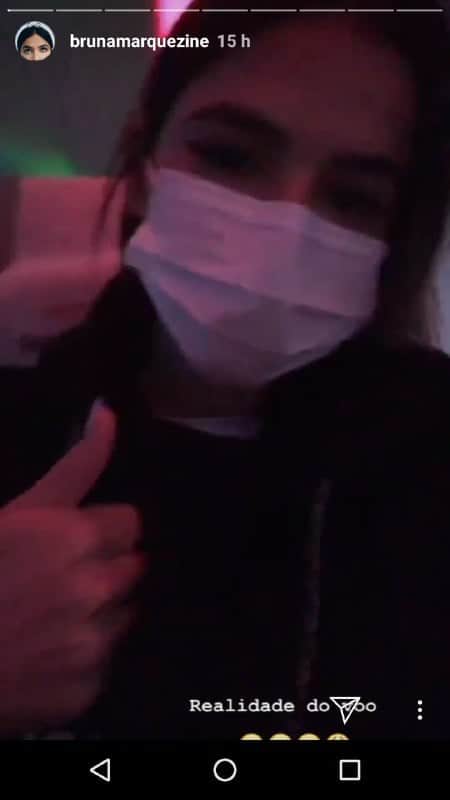 A atriz também usou uma máscara hospitalar por conta da gripe (Foto: Reprodução/Instagram) A atriz também usou uma máscara hospitalar por conta da gripe (Foto: Reprodução/Instagram)