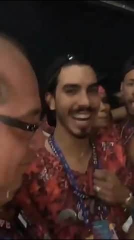 Anitta e Neymar coladinhos ao fundo de um vídeo de David Brazil (Foto: Reprodução) Anitta e Neymar coladinhos ao fundo de um vídeo de David Brazil (Foto: Reprodução)