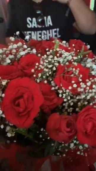 Anitta ganhou flores de presente (Foto: Reprodução/Instagram) Anitta ganhou flores de presente (Foto: Reprodução/Instagram)