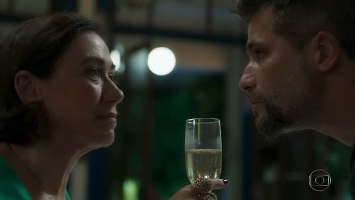 Valentina (Lília Cabral) e Gabriel (Bruno Gagliasso) em O Sétimo Guardião (Foto: Reprodução/Globo) Valentina (Lília Cabral) e Gabriel (Bruno Gagliasso) em O Sétimo Guardião (Foto: Reprodução/Globo)