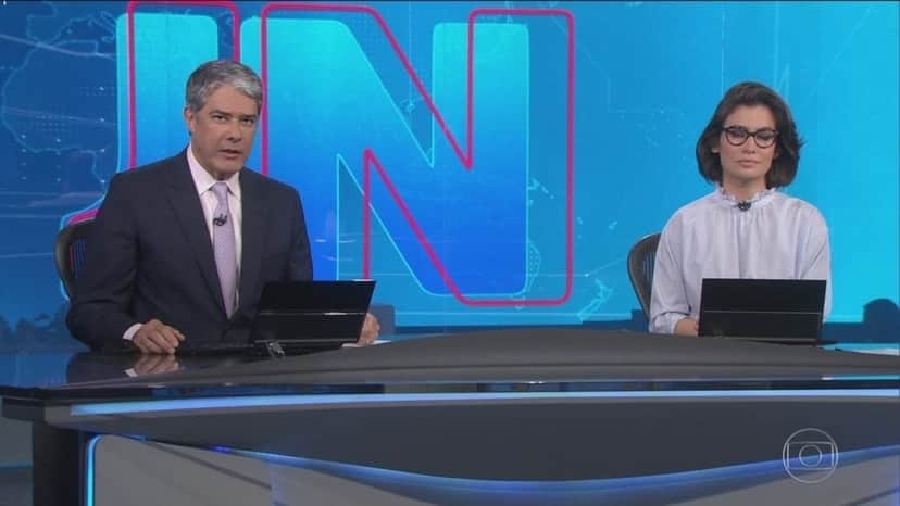 William Bonner e Renata Vasconcelos na bancada do Jornal Nacional da Globo falam de Neymar (Foto: Reprodução) William Bonner e Renata Vasconcelos na bancada do Jornal Nacional da Globo falam de Neymar (Foto: Reprodução)