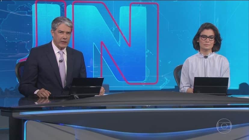 William Bonner e Renata Vasconcelos na bancada do Jornal Nacional da Globo (Foto: Reprodução) William Bonner e Renata Vasconcelos na bancada do Jornal Nacional da Globo (Foto: Reprodução)
