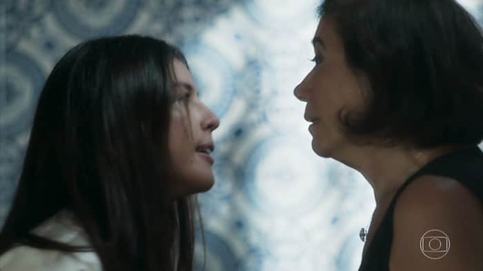 Laura (Yanna Lavigne) e Valentina (Lília Cabral) em cena de O Sétimo Guardião (Foto: Reprodução/Globo) Laura (Yanna Lavigne) e Valentina (Lília Cabral) em cena de O Sétimo Guardião (Foto: Reprodução/Globo)