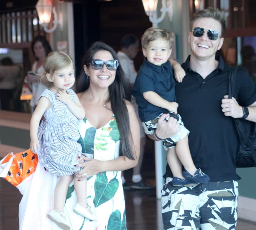Thais Fersoza, Michel Teló e os filhos (Foto: AgNews) Thais Fersoza, Michel Teló e os filhos (Foto: AgNews)