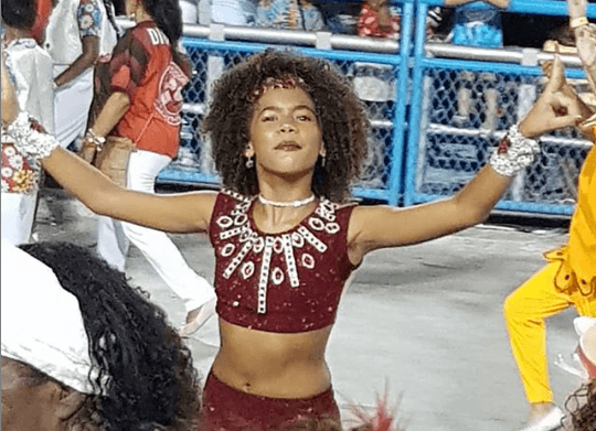 Alana Cabral de Verão 90 na Sapucaí (Foto: Reprodução/ Instagram)