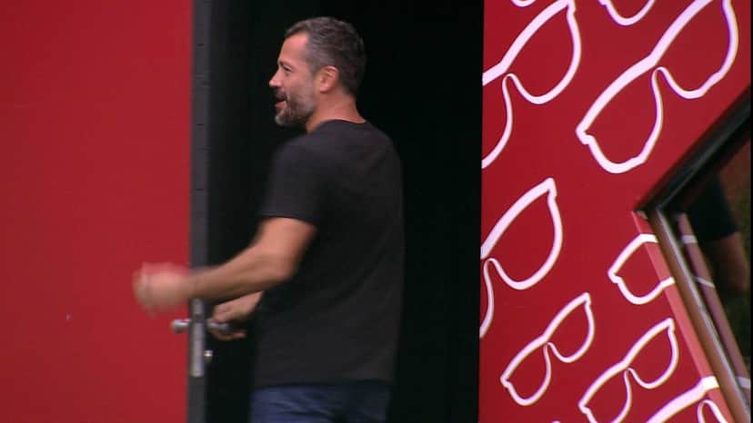 Brothers se despedem de Malvino Salvador e Elana brinca: 'Não vou mais lavar minha roupa' — Foto: TV Globo Brothers se despedem de Malvino Salvador e Elana brinca: 'Não vou mais lavar minha roupa' — Foto: TV Globo