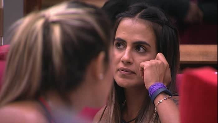 Carolina durante conversa no BBB19 (Foto: Reprodução/Globo) Carolina durante conversa no BBB19 (Foto: Reprodução/Globo)